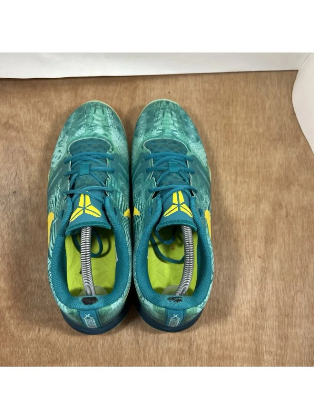 Nike Kobe Mentality Mens Size 10 Athletic Basketball Sneakers Easter